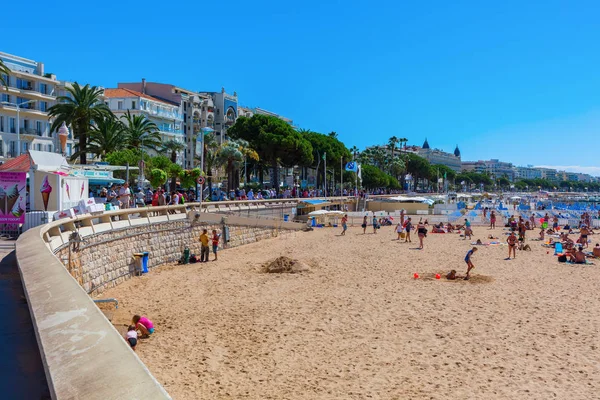 City beach at the Croisette in Cannes — Stock Photo, Image