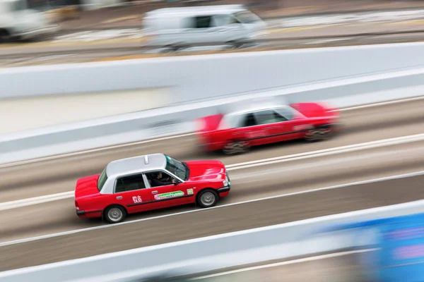 Taxier på gaderne i Hong Kong med motion blur - Stock-foto