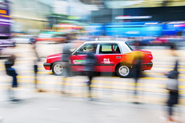 Taxi op de straten van Hong Kong met motion blur — Stockfoto