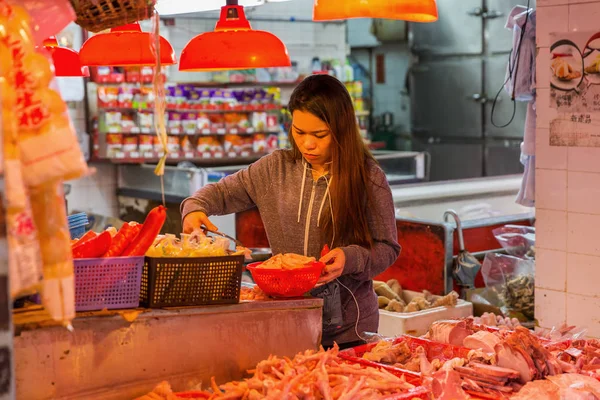 Ung kvinna på en butik i Kowloon, Hongkong — Stockfoto