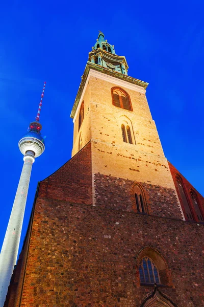 Torre de televisão e Marienkirche em Berlim à noite — Fotografia de Stock