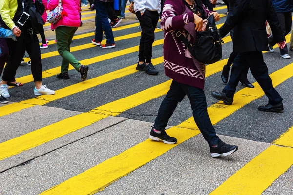 Menschen überqueren eine Straße der Stadt — Stockfoto