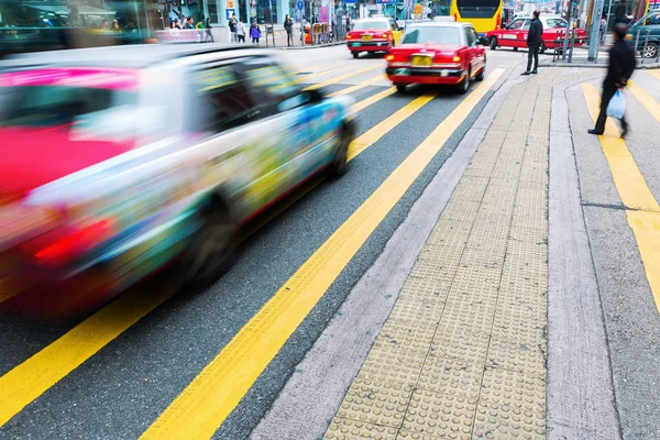 Straßenszene mit Bewegungsunschärfe in Hongkong — Stockfoto