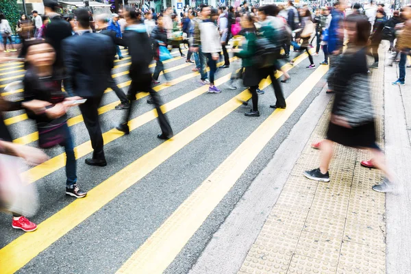 Multidões de pessoas cruzando uma rua em Hong Kong — Fotografia de Stock