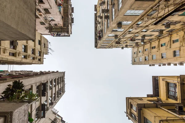 Hong Kong 'daki gökdelenlerin düşük açılı görüntüsü — Stok fotoğraf