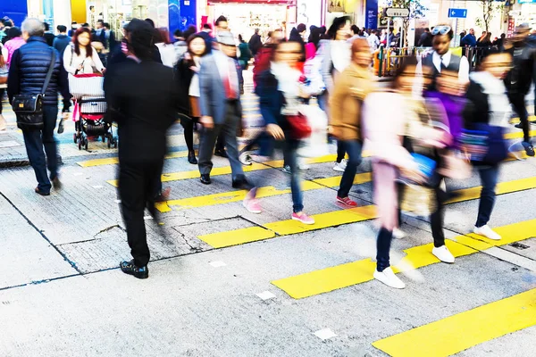 Multidões de pessoas cruzando uma rua em Hong Kong — Fotografia de Stock