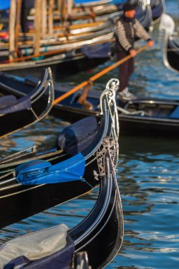 Venedik gondol süslü yay