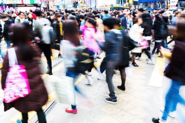 bir Hong Kong geçerken insanların kalabalıklar