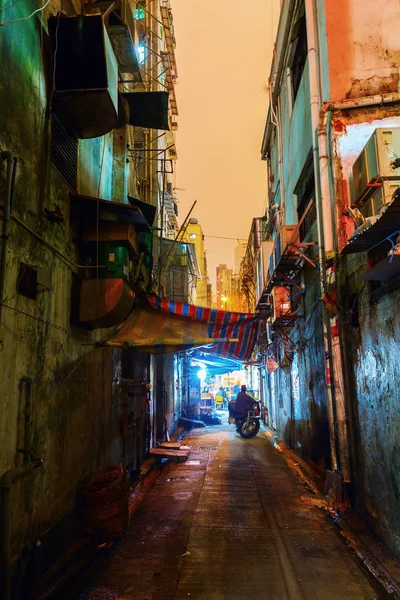 Backstreet in Kowloon, Hong Kong, at night — Stock Photo, Image