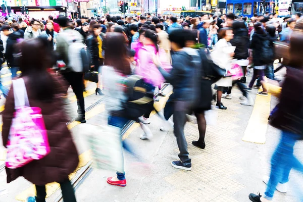 Skaror av människor som korsar en gata i Hong Kong — Stockfoto