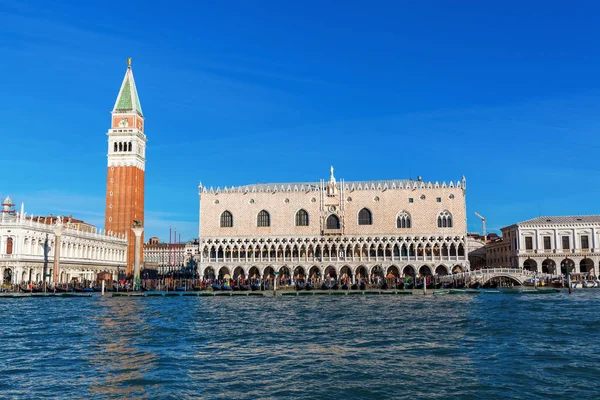 Campanile und Dogenpalast von der Lagune aus gesehen — Stockfoto