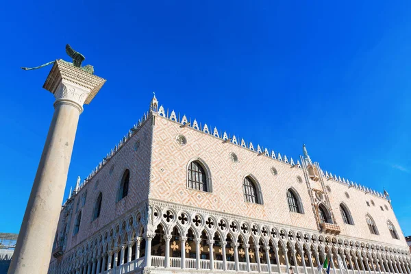 Дворец дожей и венецианская колонна — стоковое фото