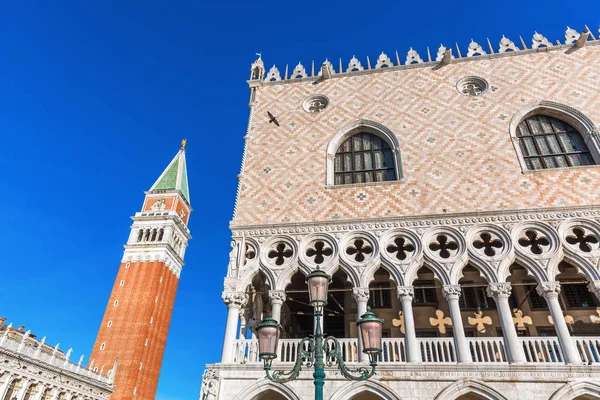 Dogenpalast und Glockenturm in Venedig — Stockfoto