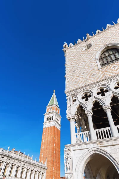 Dogenpalast und Glockenturm in Venedig — Stockfoto
