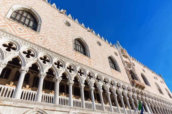 Фасад дворца дожей в Венеции — стоковое фото