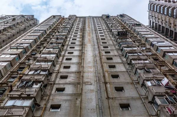 Hong Kong'da bir apartman binası cephe — Stok fotoğraf