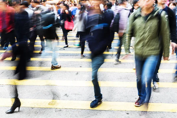 Foule de personnes traversant une rue de la ville — Photo