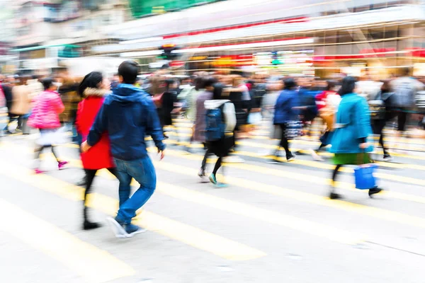 Crowd of people crossing a city street — Stock Photo, Image