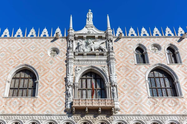 Детали дворца дожей в Венеции — стоковое фото