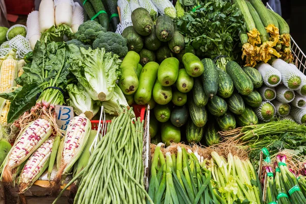 Λαχανικά σε μια οθόνη από πάγκους στην αγορά — Φωτογραφία Αρχείου