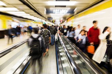 bir metro istasyonu zoom etkisi ile insanlar