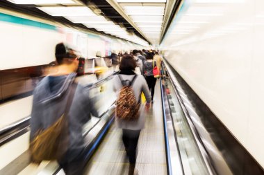 bir metro istasyonu zoom etkisi ile insanlar