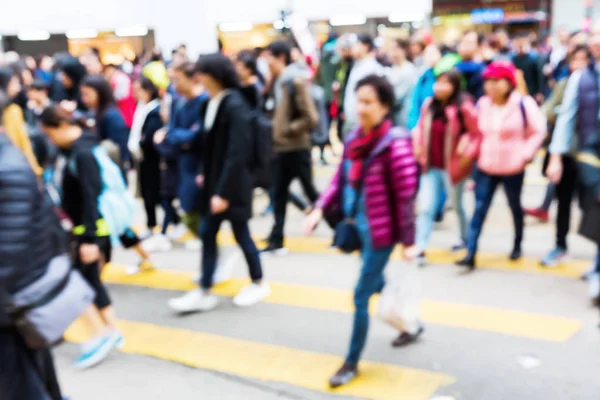 人群穿越城市街道的焦点 — 图库照片