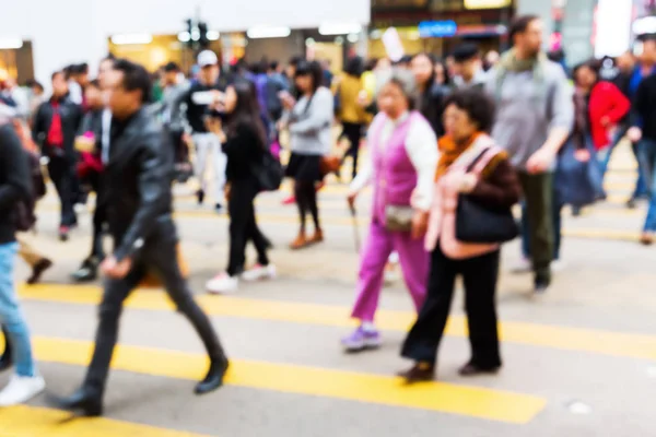 Crowds crossing a city street out of focus — Stock Photo, Image
