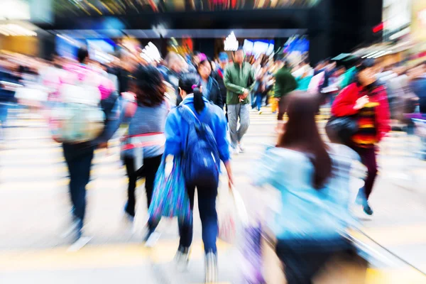 Multidão ocupada na cidade com efeito de zoom — Fotografia de Stock