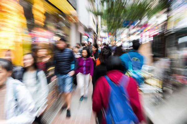 Foule occupée dans la ville avec effet de zoom — Photo