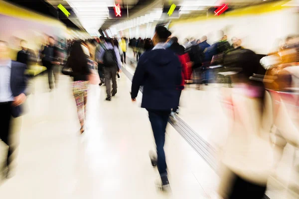 Bir metro istasyonu zoom etkisi ile insanlar — Stok fotoğraf