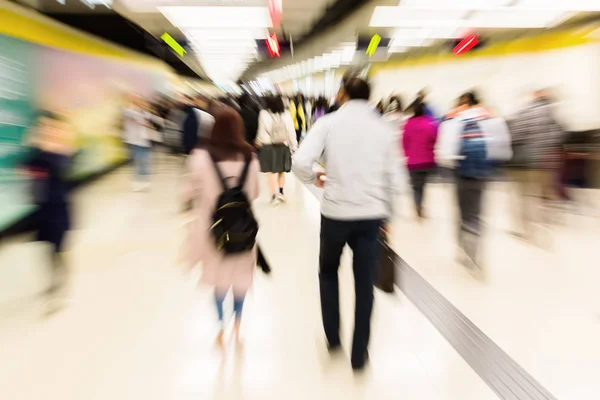 Mensen in een metrostation met zoom ingang — Stockfoto