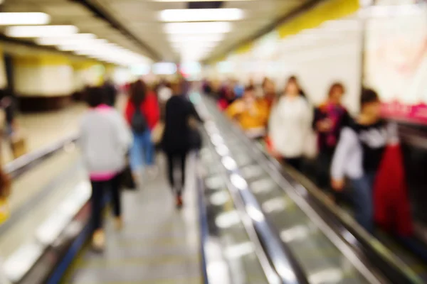 Люди в метро вне зоны внимания — стоковое фото