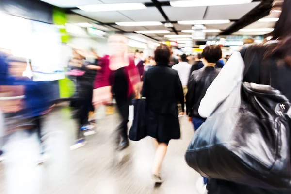 Mensen in een metrostation met zoom ingang — Stockfoto