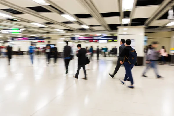 Mensen in een station van de metro in motion blur — Stockfoto