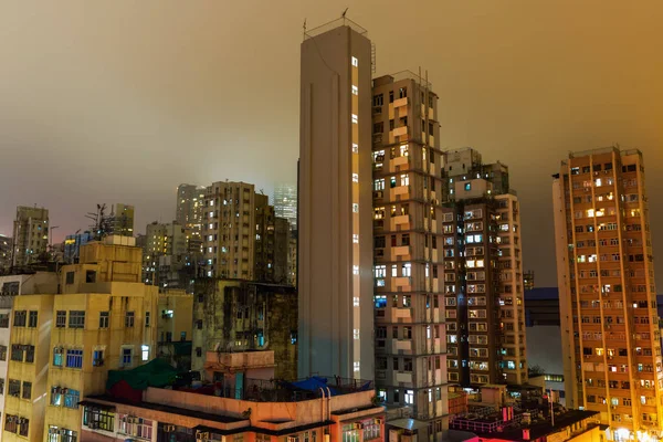 Skyskraporna i Kowloon, Hong Kong, på natten — Stockfoto