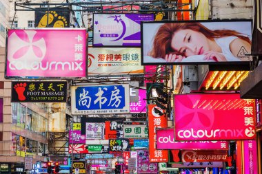 bir sokakta Kowloon, Hong Kong neon işaretleri
