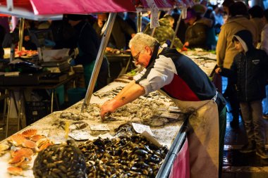 Venedik'teki Rialto sokak pazar pazar yerinde