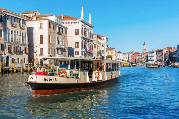 イタリア、ヴェネツィアの大運河でのシーン — ストック写真