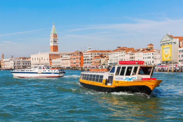 Stadsbilden i Venedig, Italien, sett från lagunen — Stockfoto