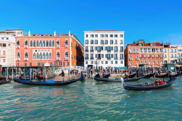 Paesaggio urbano di Venezia, Italia, visto da laguna — Foto Stock