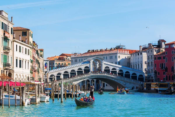 Großer kanal mit rialtobrücke in venedig, italien — Stockfoto