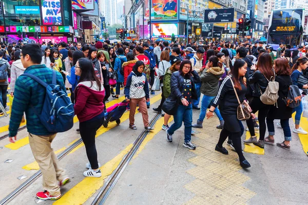 Menschenmassen überqueren Königsstraße in Hongkong — Stockfoto