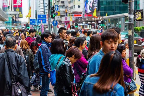 Mulțimi de oameni care traversează King 's Road în Hong Kong — Fotografie, imagine de stoc