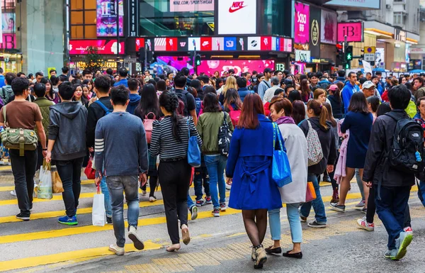 Menschenmassen überqueren Königsstraße in Hongkong — Stockfoto