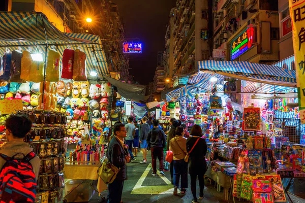 Marknaden scen på Temple Street, Hong Kong, på natten — Stockfoto