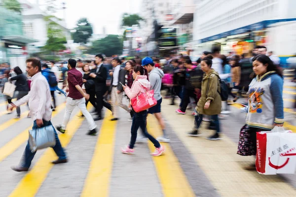 Menschen in Bewegung verschwimmen beim Überqueren einer Straße in Hongkong — Stockfoto