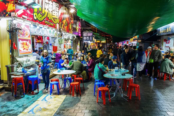 Gaturestauranger nattetid i Kowloon, Hongkong — Stockfoto