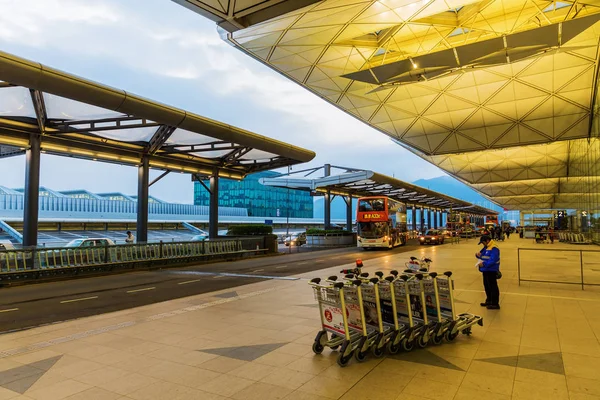 Vue de face de l'aéroport international de Hong Kong — Photo