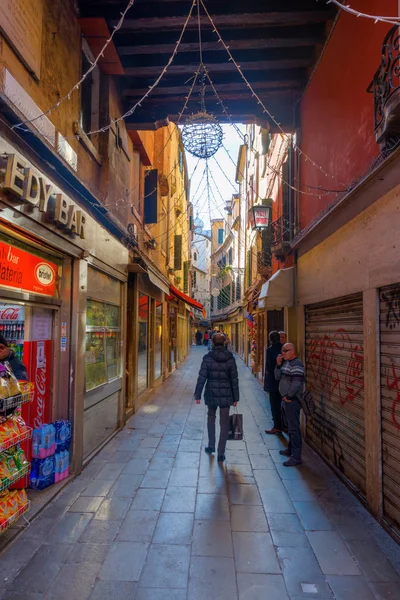 Calle lateral de la Plaza de San Marcos en Venecia, Italia — Foto de Stock